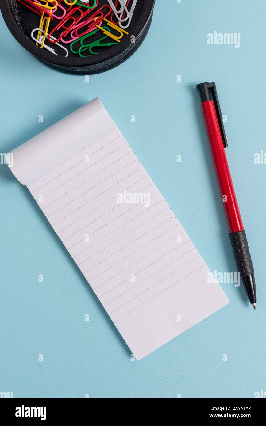 Ordinateur portable et matériel d'écriture avec outil informatique au-dessus de toile de fond pastel. Le papier et la souris sont également fixes au dos moderne Banque D'Images