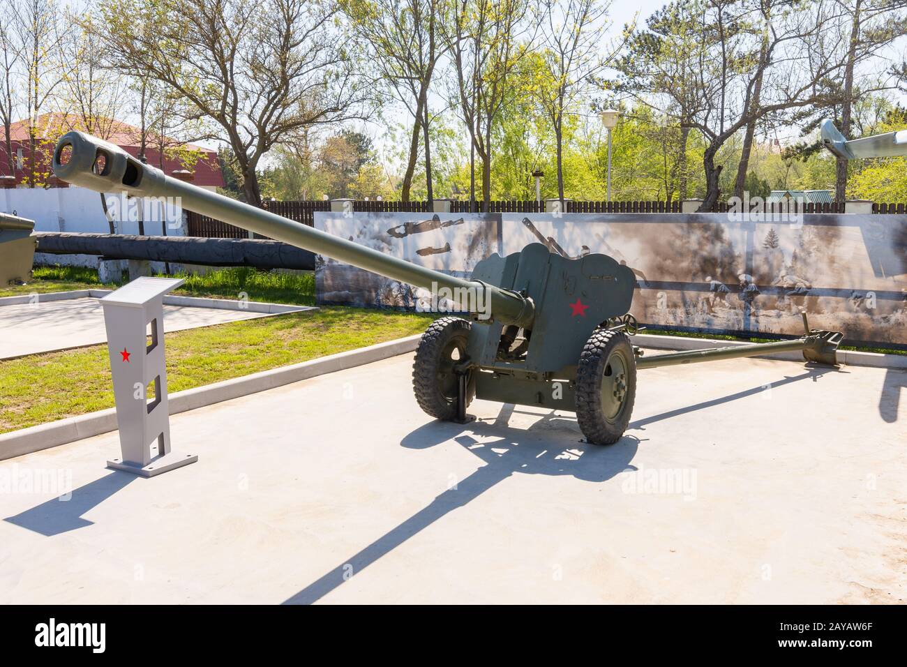 L'Anapa, Russie - le 28 avril 2019 : 85 mm canon divisionnaire D-44 dans le parc de matériel militaire en Anapa Banque D'Images