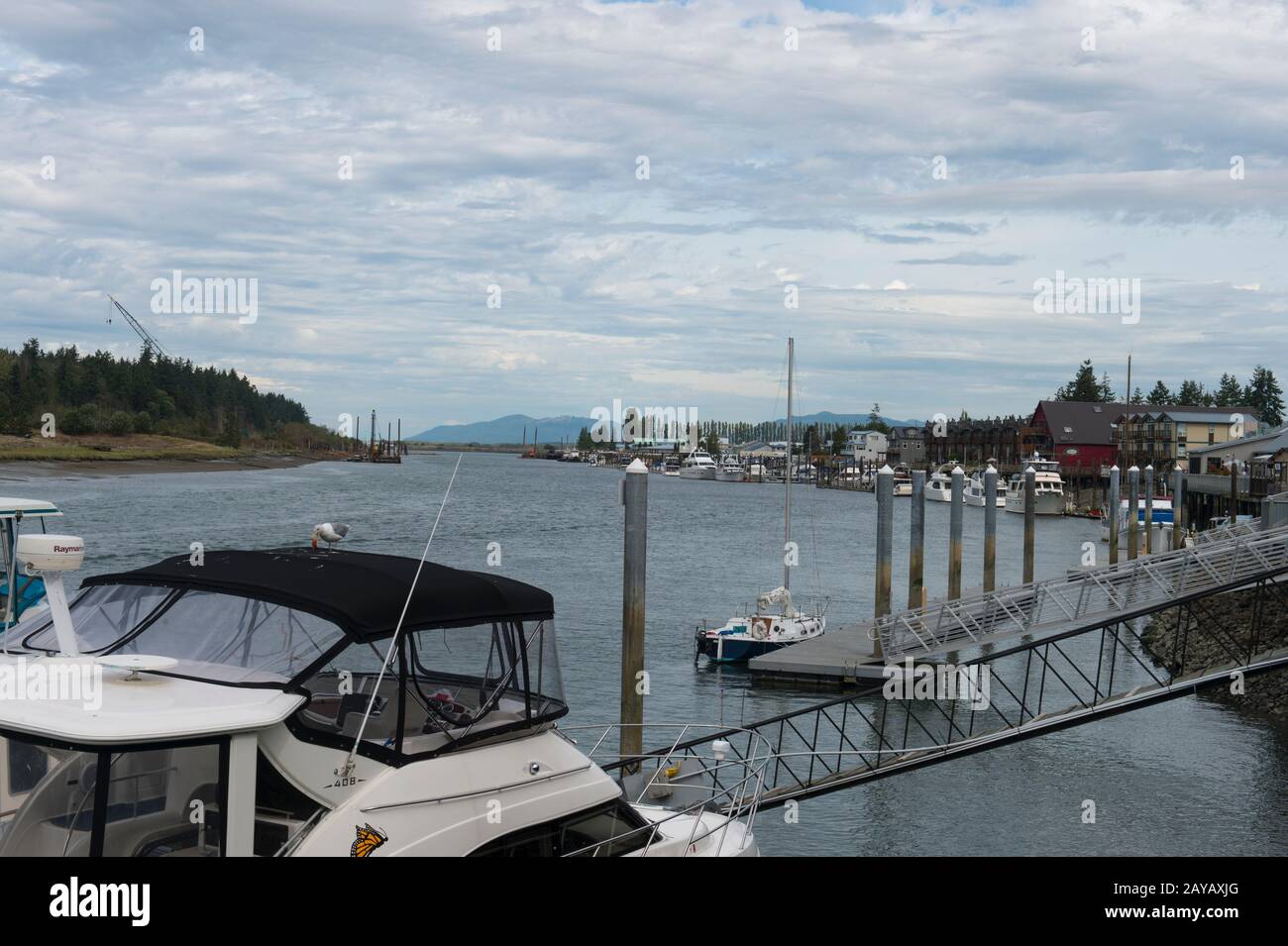 Vue de la ville historique de la Conner de la Manche Swinomish, un long canal d'eau salée de 18 kilomètres à Washington State, États-Unis, blanc Banque D'Images Vue de la ville historique de la Conner de la Manche Swinomish, un long canal d'eau salée de 18 kilomètres à Washington State, États-Unis, blanc Banque D'Images