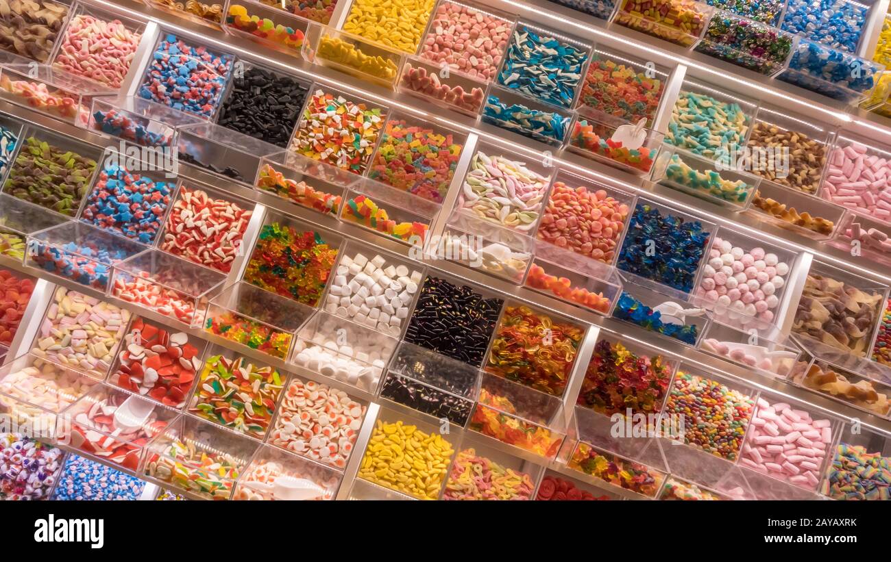 L'affichage libre service avec beaucoup de bonbons Photo Stock - Alamy