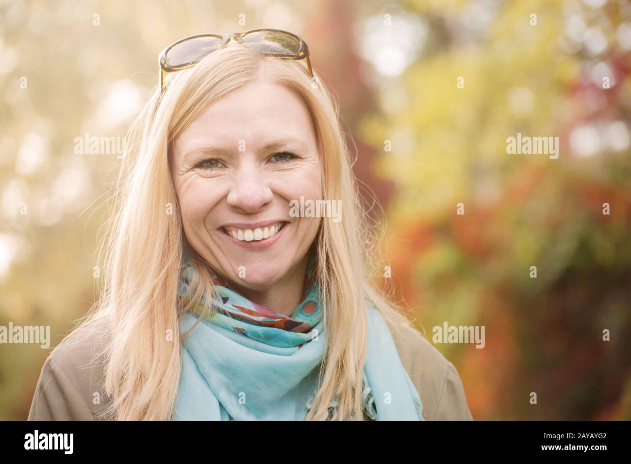 Heureux et attractive woman smiling in autumnal forêt. Banque D'Images