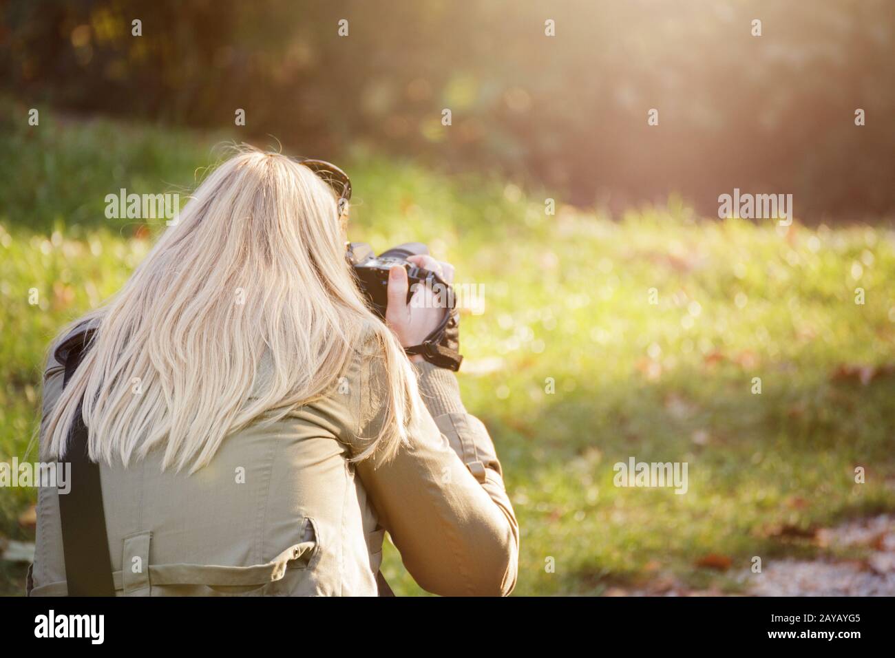 Femme photographe prise de vue en extérieur avec son reflex numérique. La photographie, de la créativité et de l'hobby concept. Banque D'Images