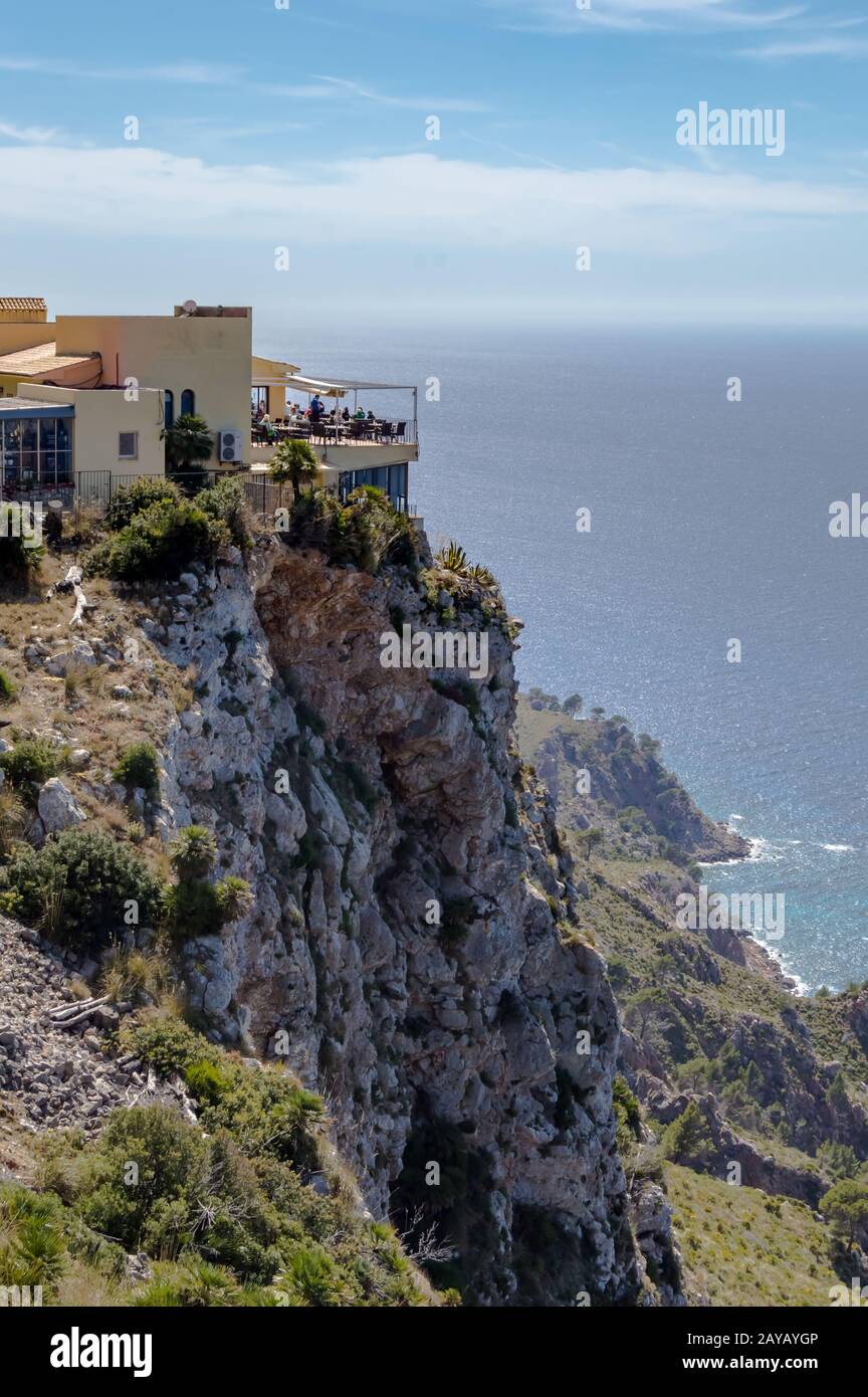 Terrasse d'un restaurant à Majorque construite sur une falaise Banque D'Images