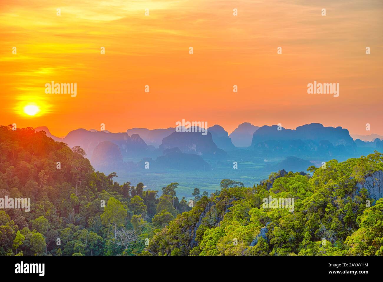 Paysage majestueux avec coucher de soleil spectaculaire et silhouette de la crête abrupte de montagne à l'horizon. Image HDR Banque D'Images