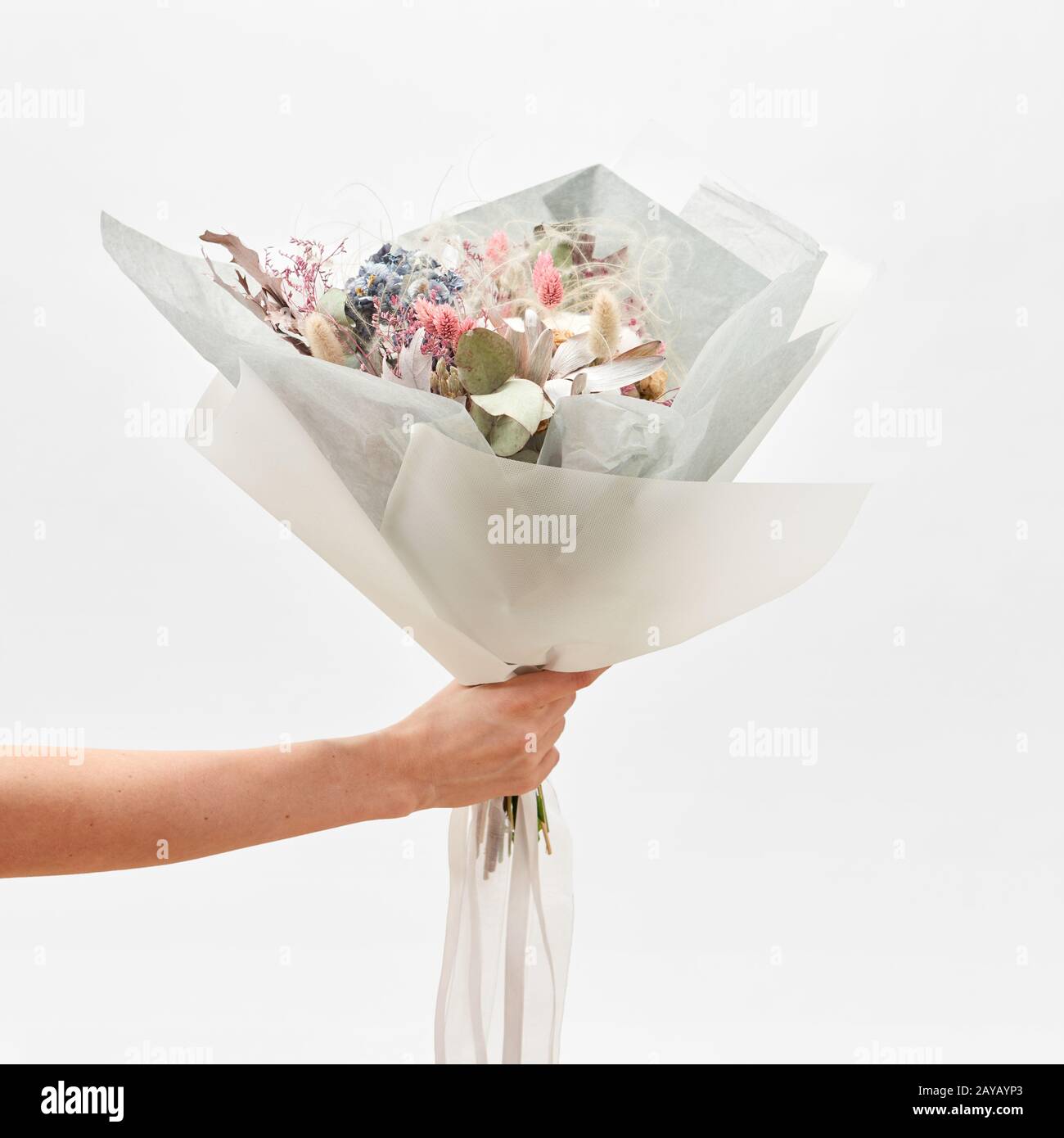 Bouquet de vœux à partir de fleurs dans une main sur un backhround. Banque D'Images