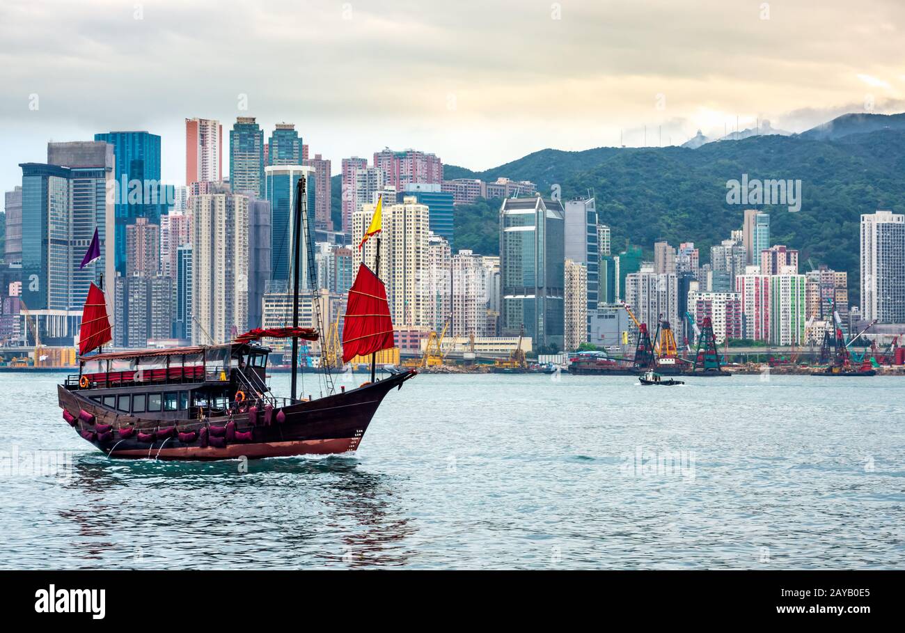 Jonque traditionnelle Chinoise en face de Hong Kong skyline Banque D'Images