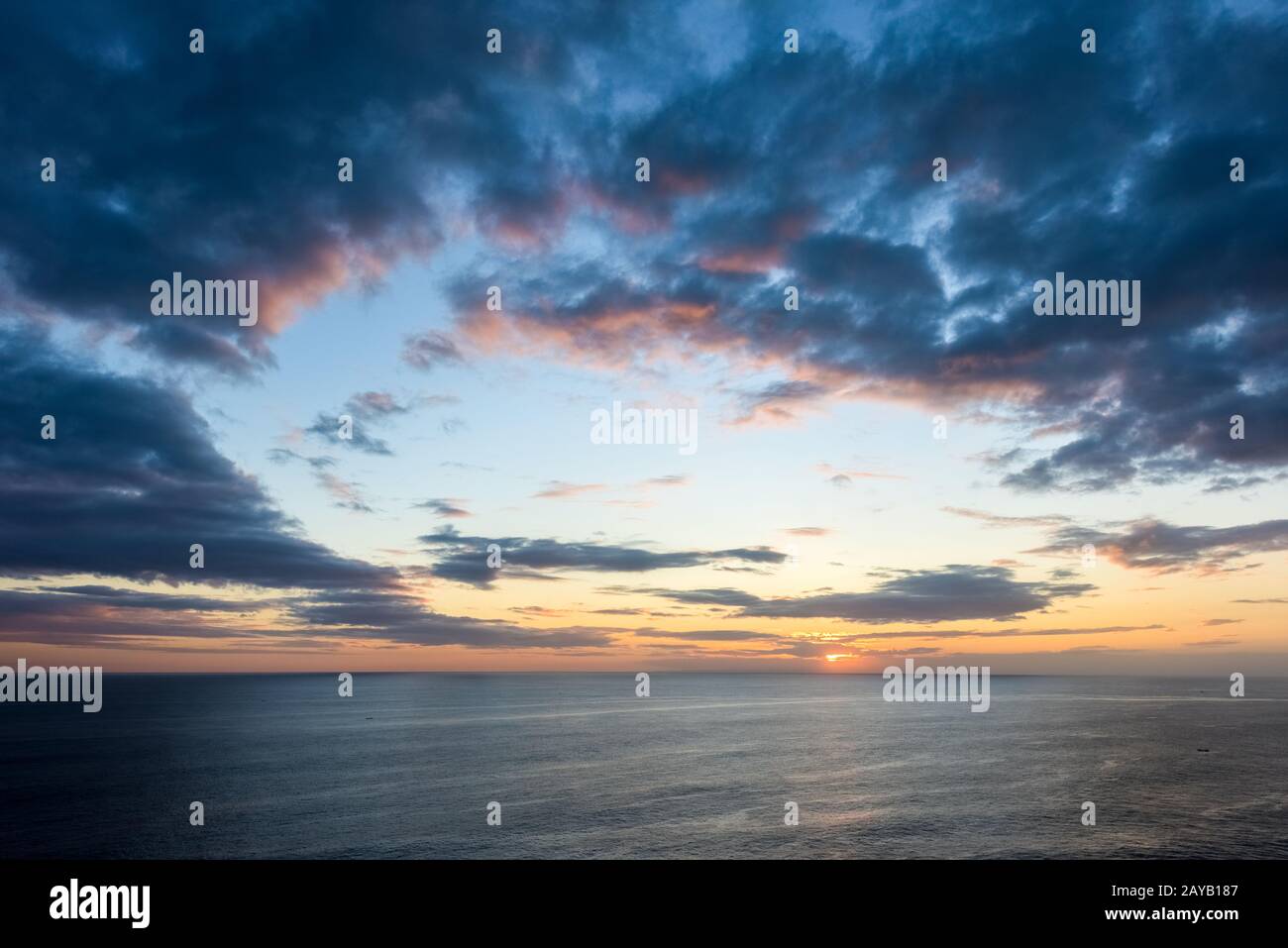 beau coucher de soleil nuages au-dessus de la mer Banque D'Images