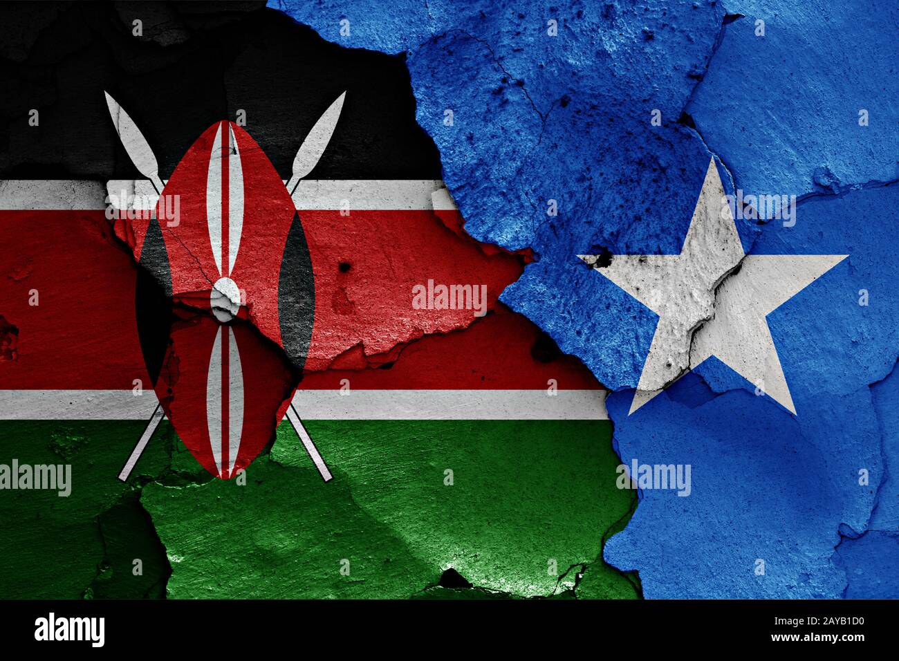 Drapeaux du Kenya et Somalie peint sur mur fissuré Banque D'Images