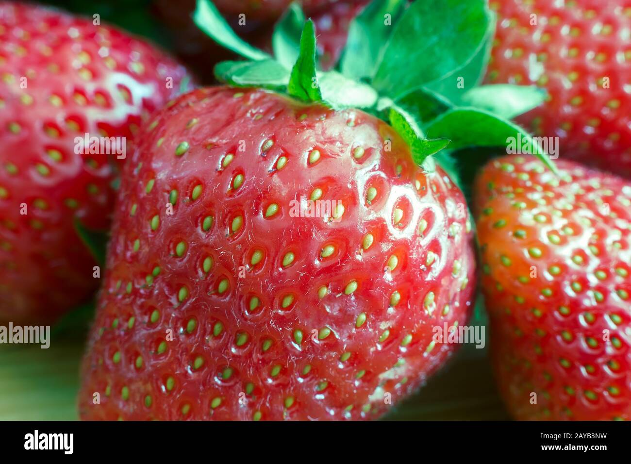 Petits fruits fraise sur un plat vert close-up Banque D'Images