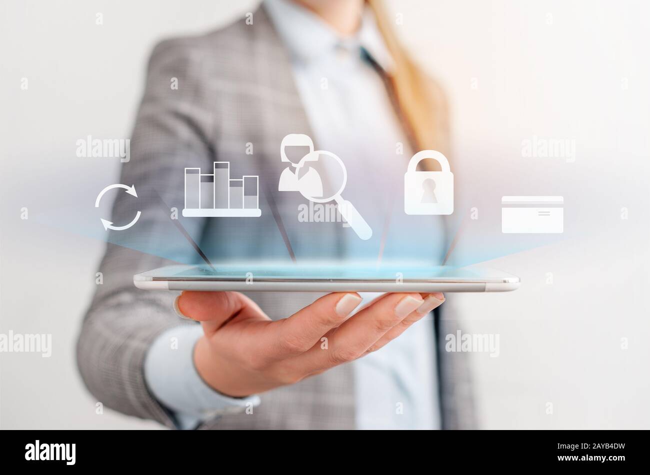 Mettre à jour le logiciel programme informatique mettre à niveau la technologie Internet femme d'affaires à l'aide d'une tablette ordinateur. Avant-Dame présentant la main bl Banque D'Images