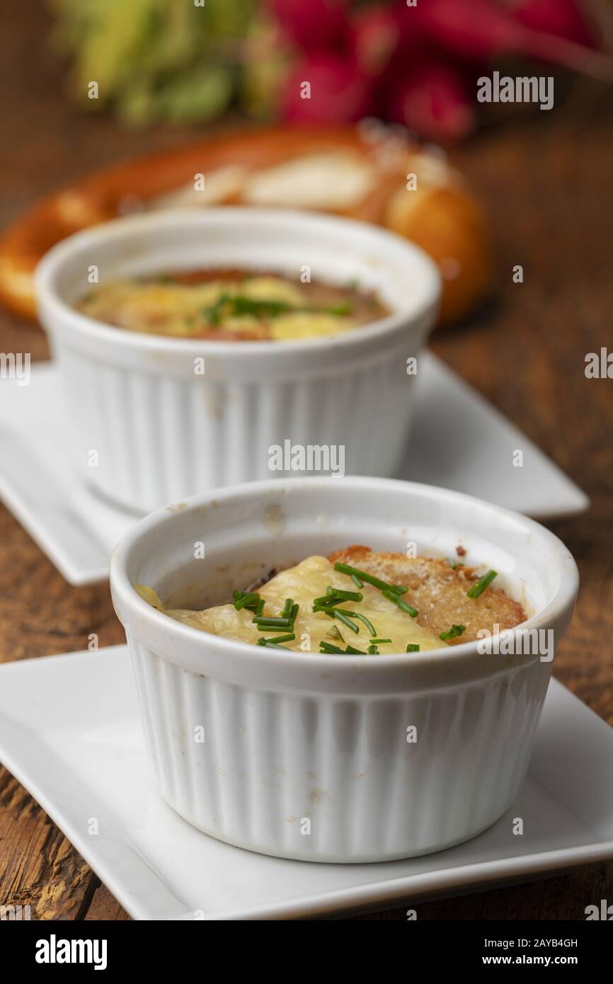 Soupe française à l'oignon sur bois Banque D'Images