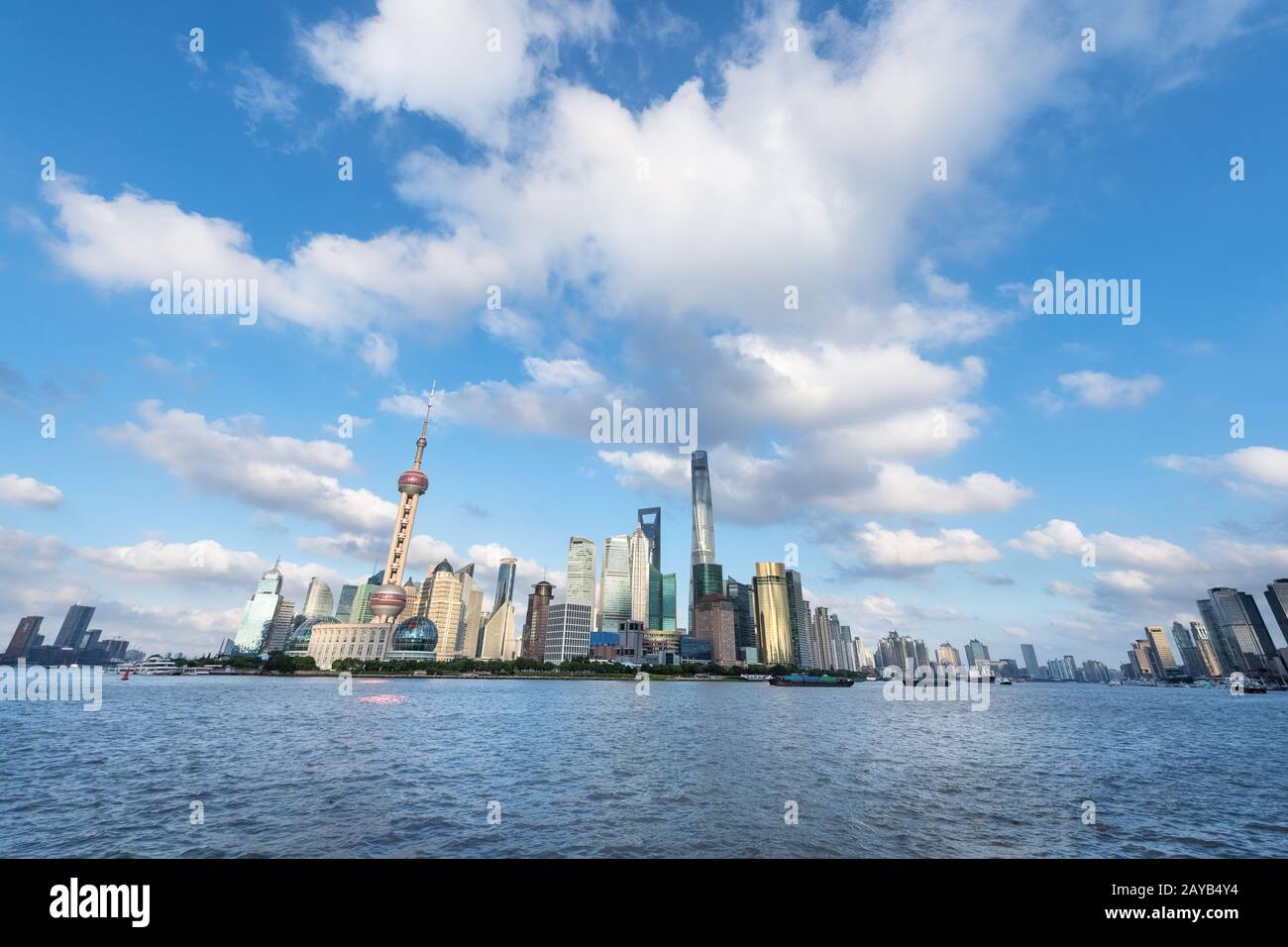 Shanghai skyline contre un ciel ensoleillé Banque D'Images