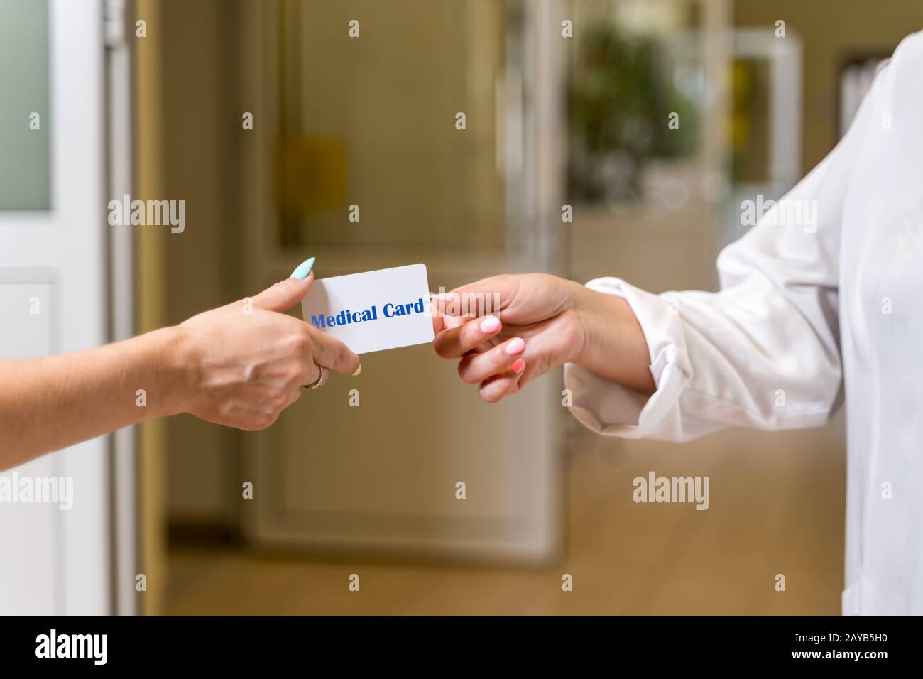 Médecin de la femme d'âge moyen en robe blanche acceptant la carte médicale Banque D'Images