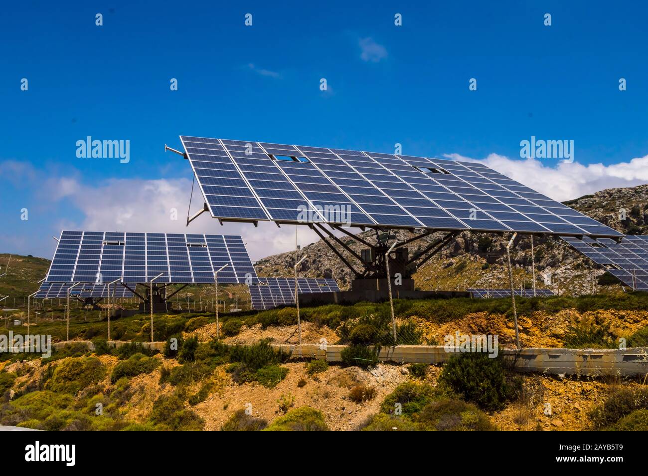 Ferme solaire dans les montagnes Banque D'Images
