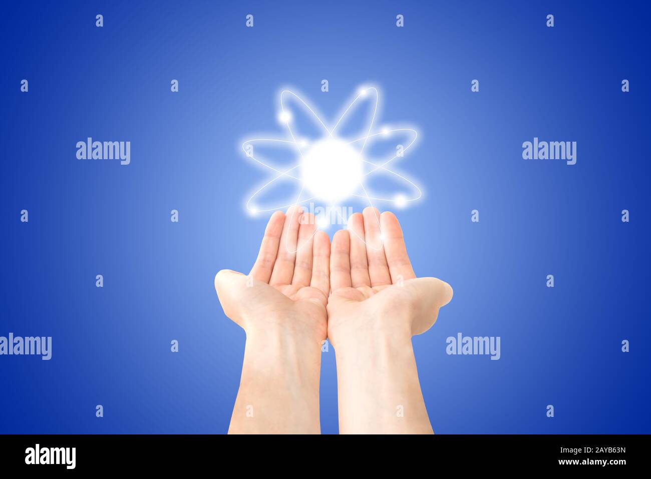 Modèle de structure Atom entre les mains Banque D'Images