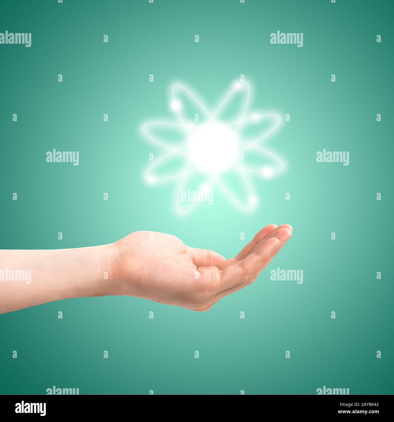 Modèle de structure Atom entre les mains Banque D'Images