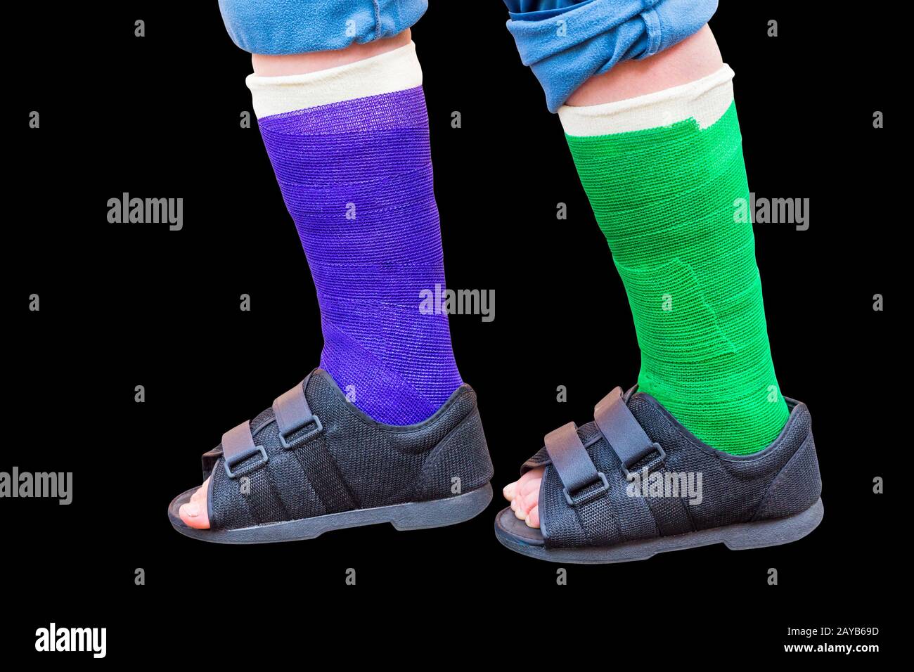 Deux pieds en gypse de couleur sont en place avec des chaussures sur noir Banque D'Images