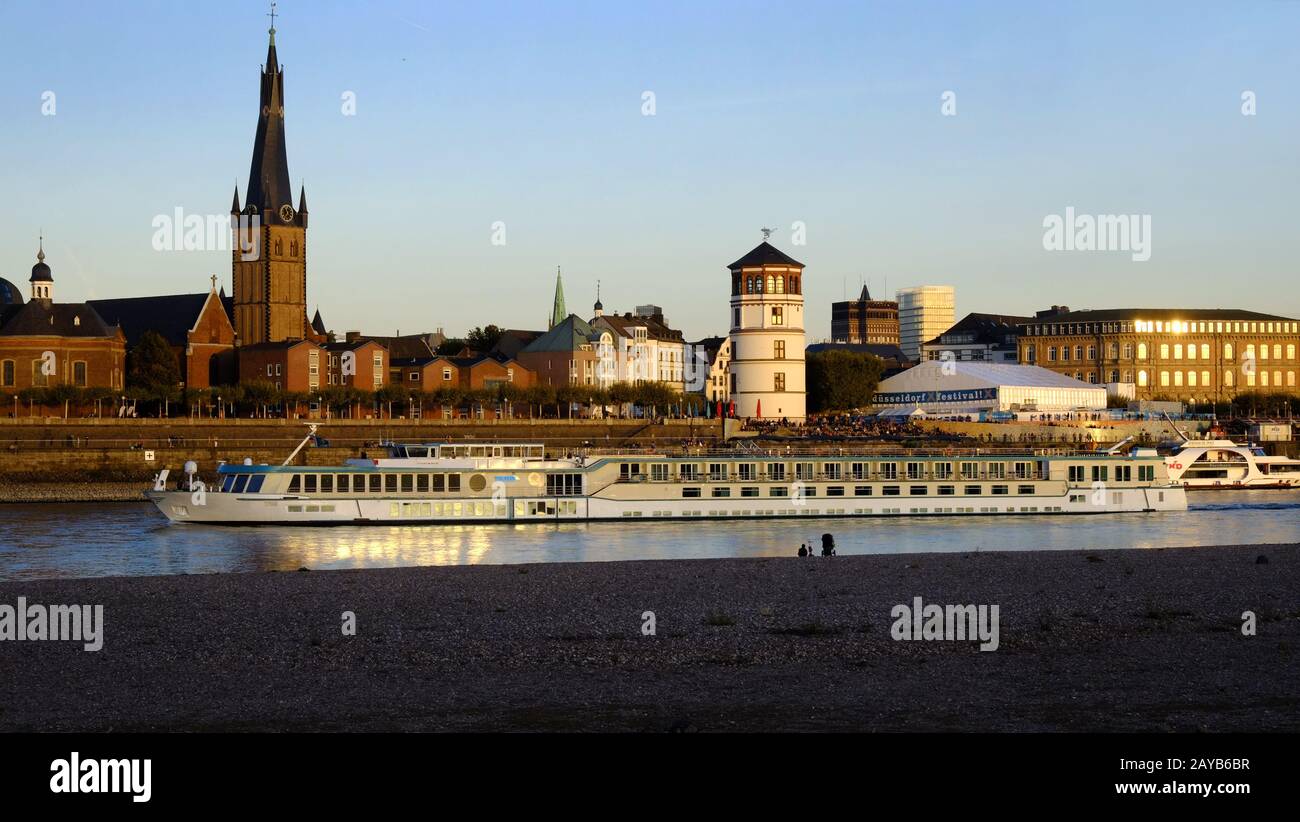 Düsseldorf, Altstadt et bateau de croisière sur la rivière Banque D'Images