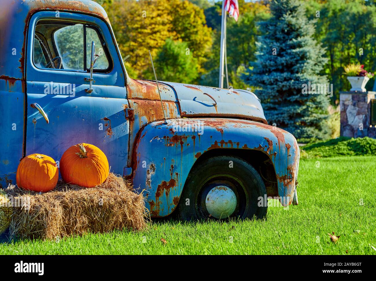 Citrouilles sur un champ agricole près d'un très vieux camion Banque D'Images