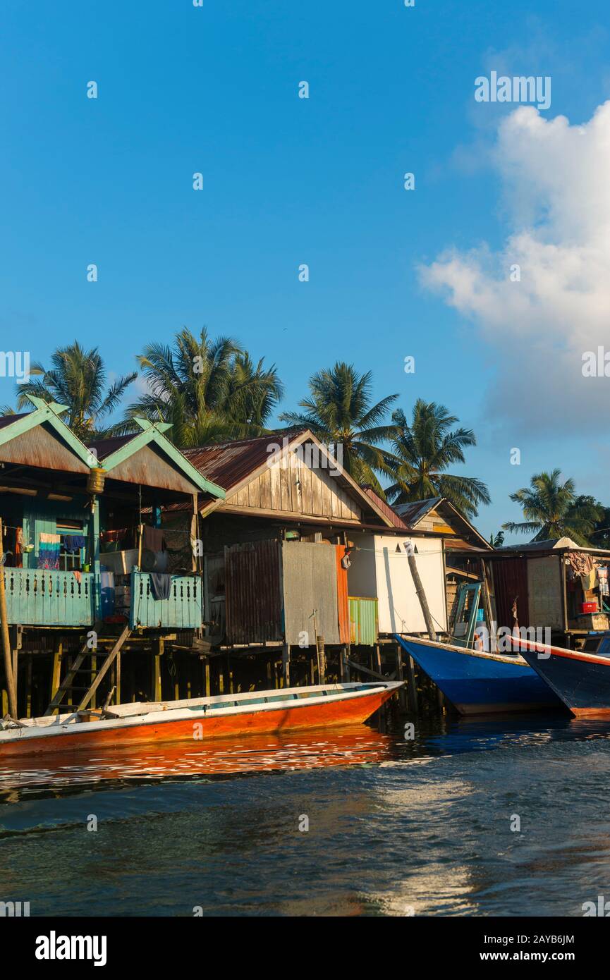 Vue sur le village de pêcheurs avec des maisons sur pilotis à l'embouchure de la rivière Noire près de Balikpapan, sur Kalimantan, Indonésie. Banque D'Images