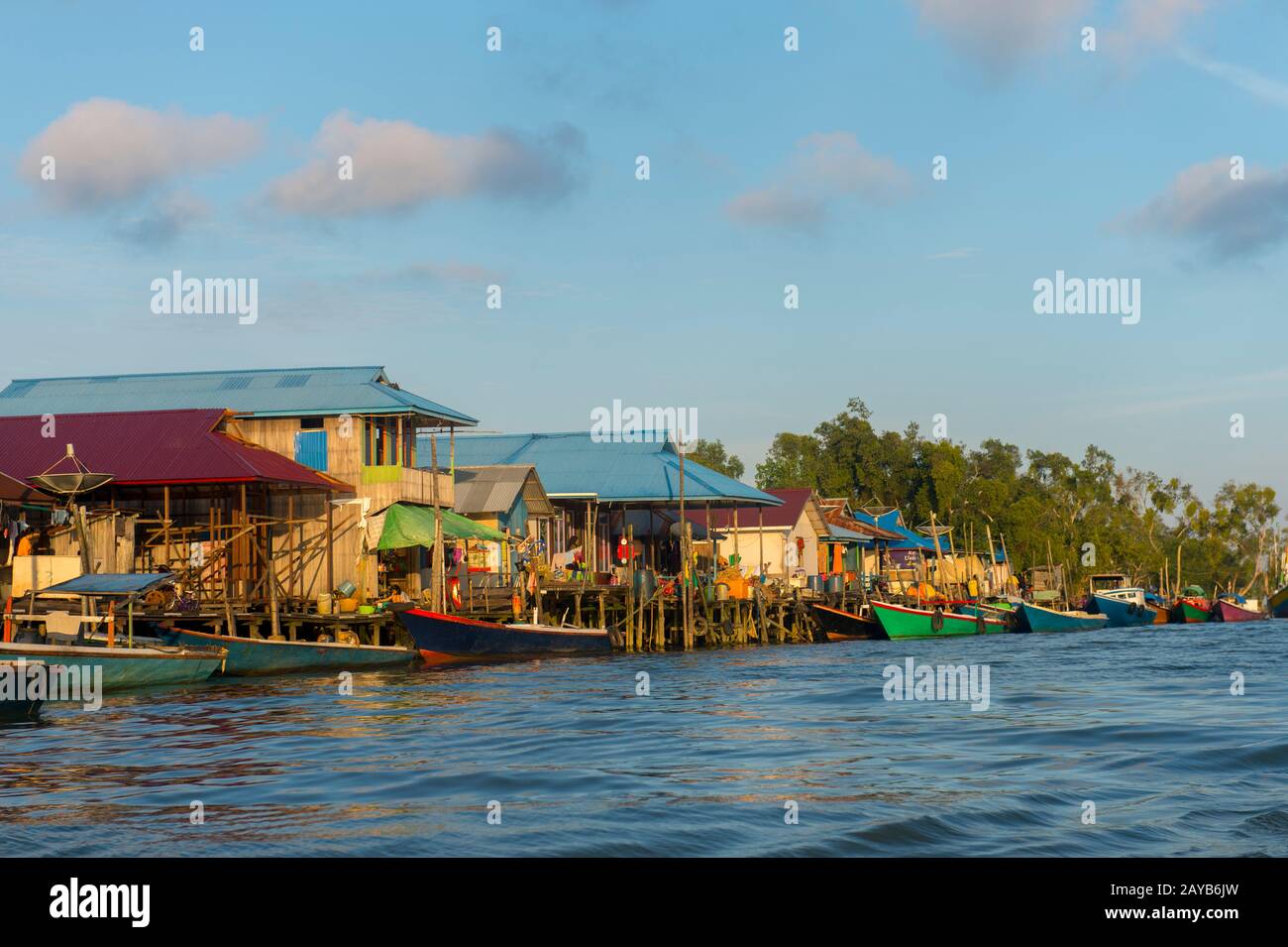 Vue sur le village de pêcheurs avec des maisons sur pilotis à l'embouchure de la rivière Noire près de Balikpapan, sur Kalimantan, Indonésie. Banque D'Images