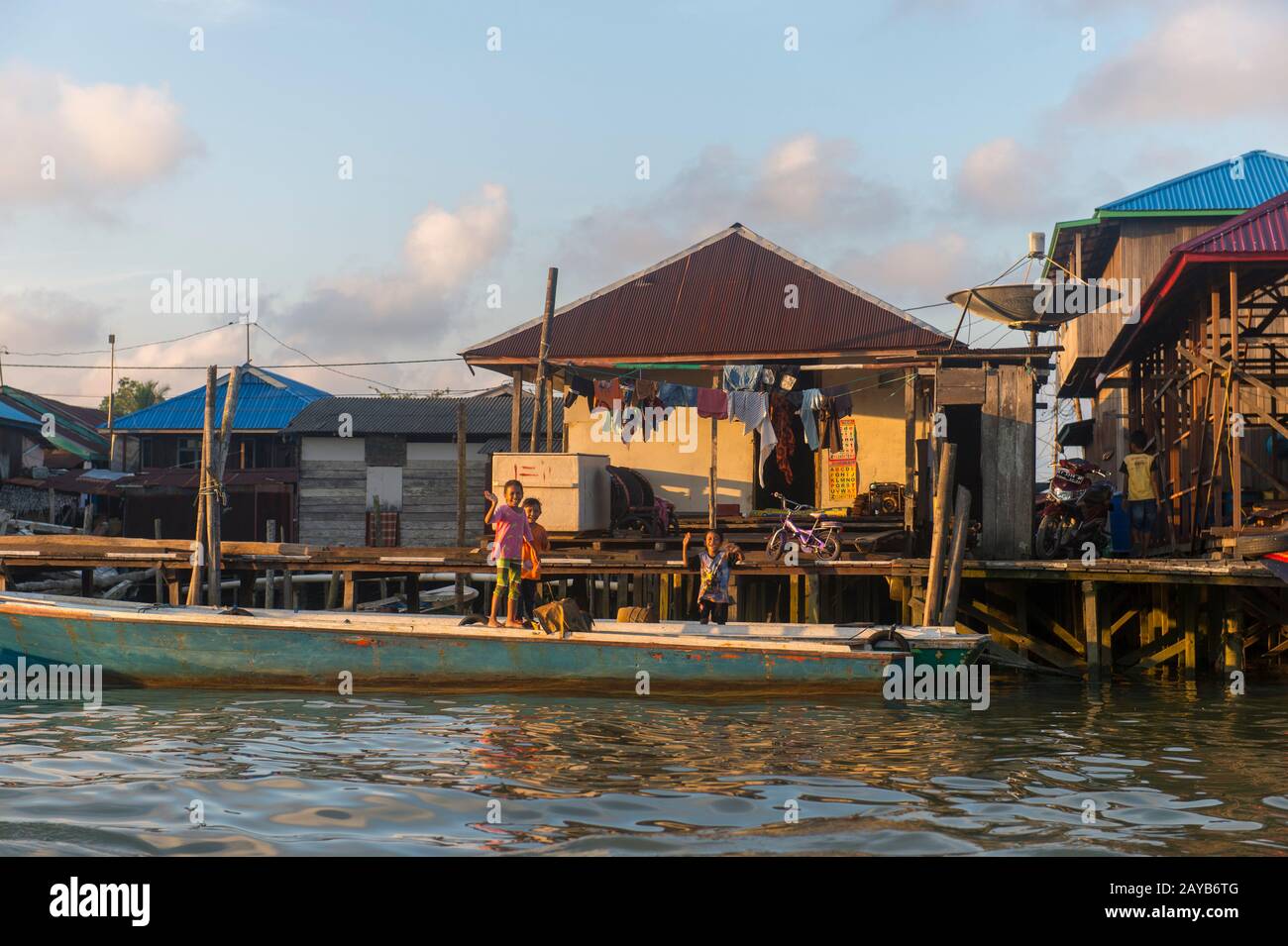 Vue sur le village de pêcheurs avec des maisons sur pilotis à l'embouchure de la rivière Noire près de Balikpapan, sur Kalimantan, Indonésie. Banque D'Images