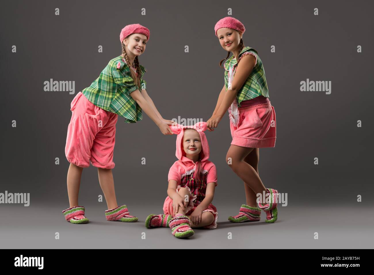 In pyjamas colorés et tricoté chaussures voir Banque D'Images