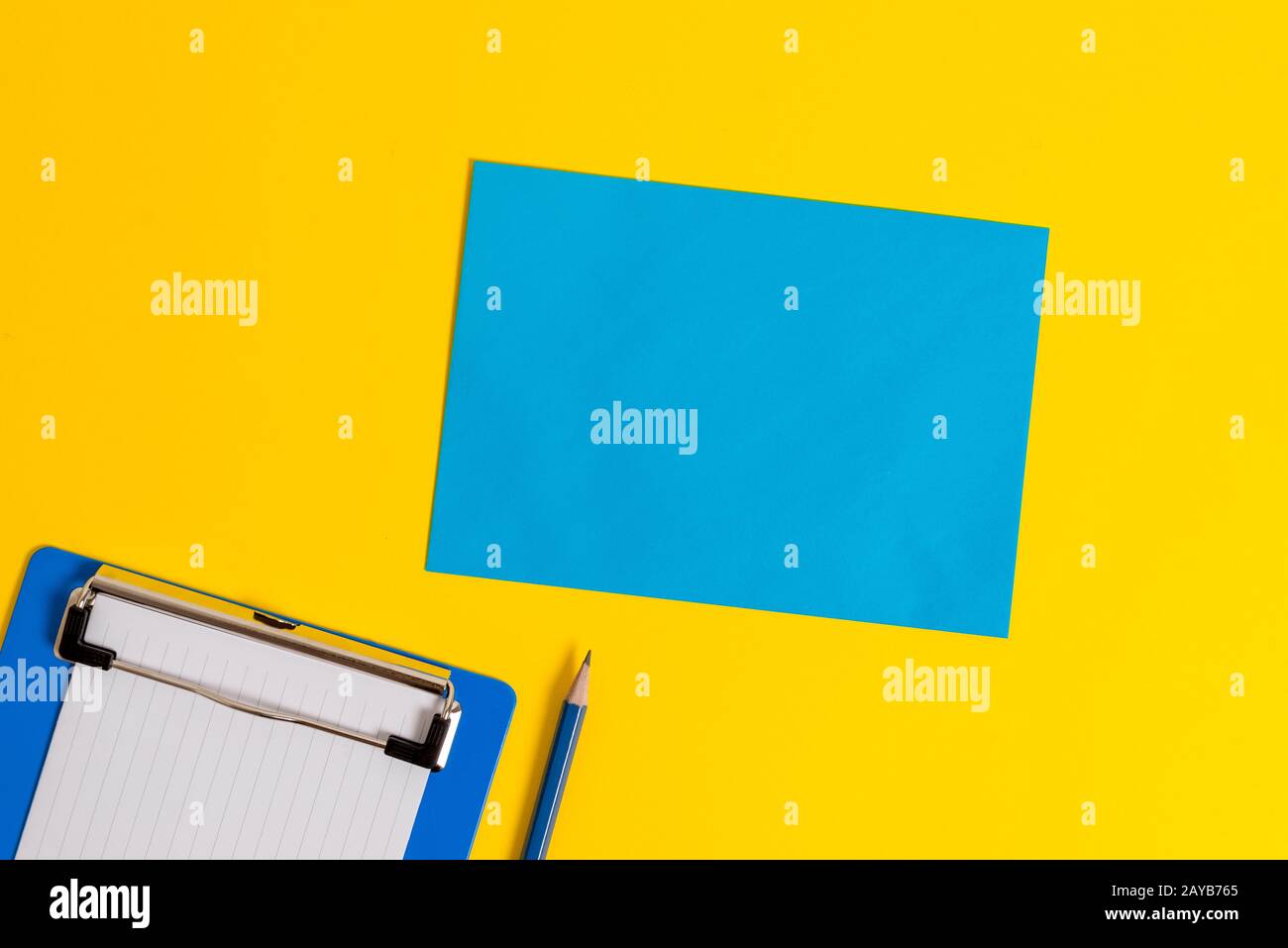 Presse-papiers carton contenant une feuille de papier vierge page carrée crayon couleur de fond message rappel liste informations projet recip Banque D'Images
