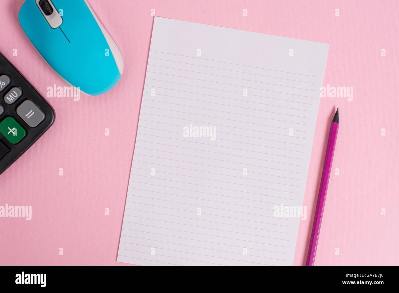 Ordinateur portable calculatrice électronique fil souris matériel gadget crayon rayé format lettre feuille fond coloré texte vide Banque D'Images