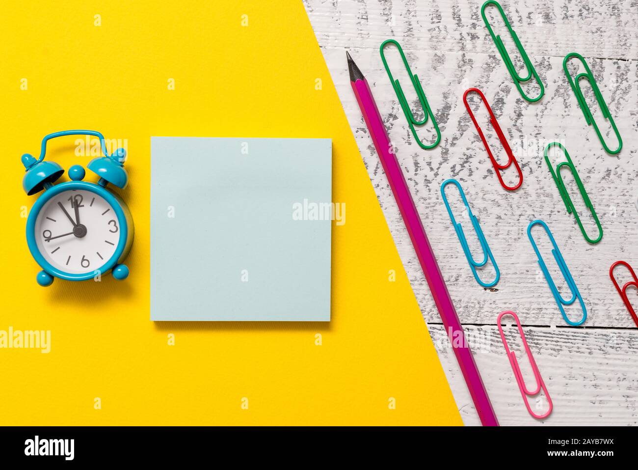 Message du bloc-notes vierge pense-bête feuille format lettre couleur clips porte-marqueurs petit réveil réveil wakeup bois rétro backgroun Banque D'Images