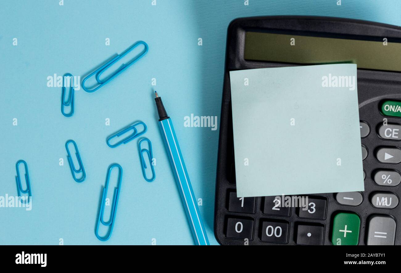 Portable plastique électronique calculatrice dispositifs clips porte-marqueurs blanc collant note couleur arrière-plan vide texte important eve Banque D'Images