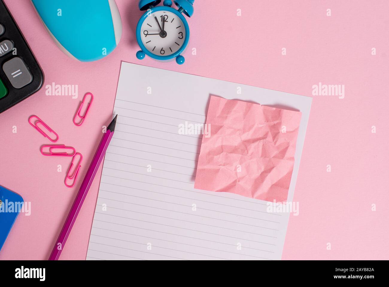 La calculatrice électronique portable clips fil souris presse-papiers réveil réveil crayon crayon écrasé note rayures lettre format couleur feuille Banque D'Images