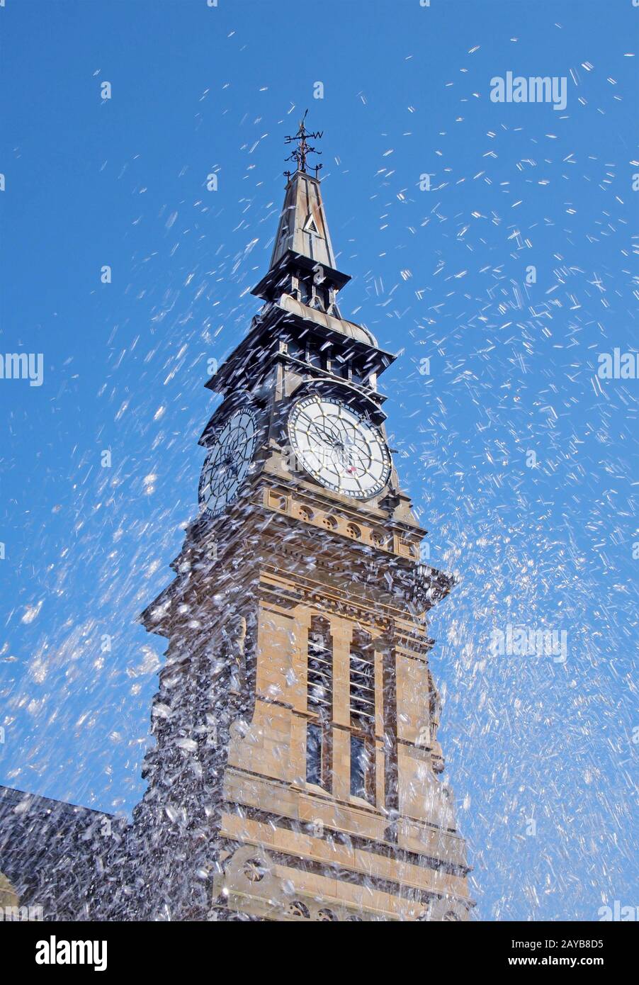 eaux floues provenant d'une fontaine devant la tour de l'horloge du bâtiment historique atkinson à southport merseyside Banque D'Images
