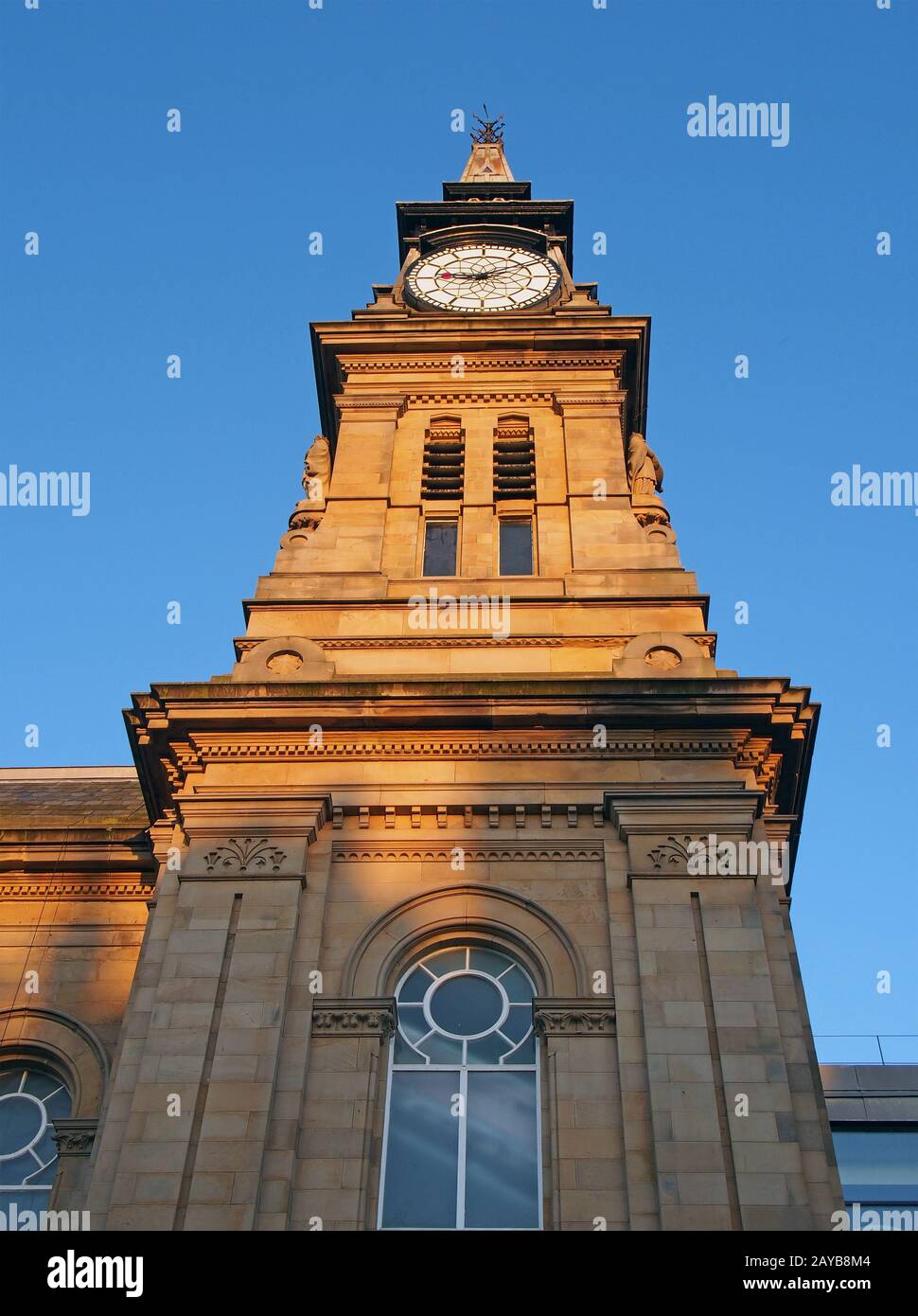la tour de l'horloge du bâtiment historique victorian atkinson à southport merseyside contre un ciel bleu d'été Banque D'Images