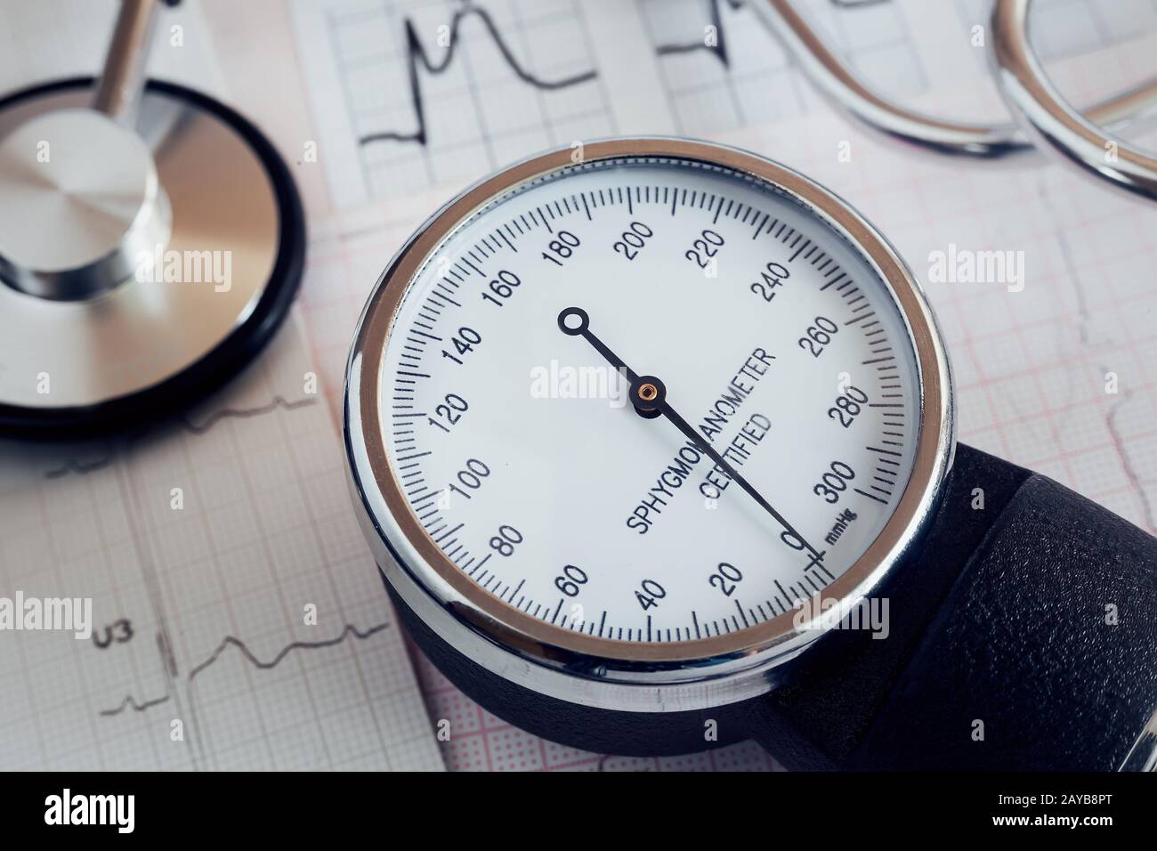 Dispositifs médicaux: Stéthoscope pour l'auscultation de patients et appareils pour la mesure de la pression artérielle. Banque D'Images