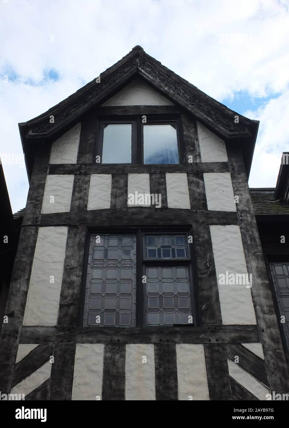 maison britannique de type tudor avec poutres en bois noires et murs en plâtre blanc et fenêtres perlées Banque D'Images