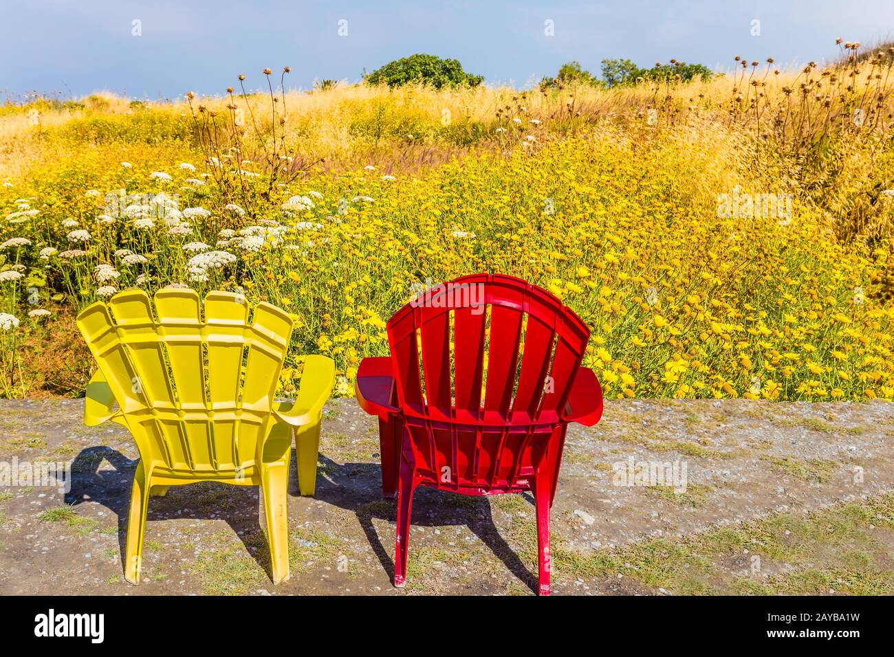 Des fauteuils rouges et jaunes se trouvent dans le parc Banque D'Images