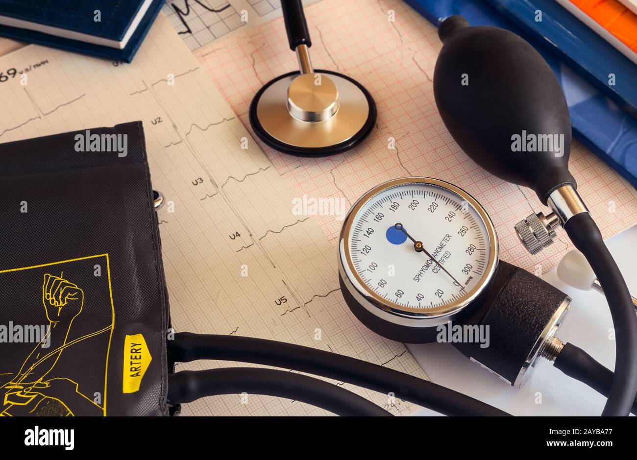 Dispositifs médicaux: Stéthoscope pour l'auscultation de patients et appareils pour la mesure de la pression artérielle. Banque D'Images