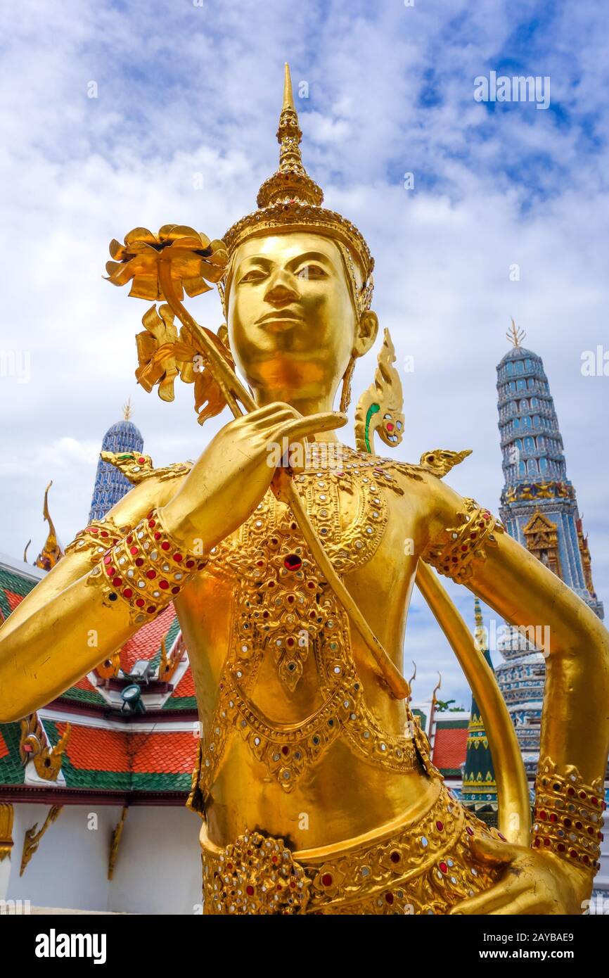 Statue dorée Kinnara, Grand Palace, Bangkok, Thaïlande Banque D'Images