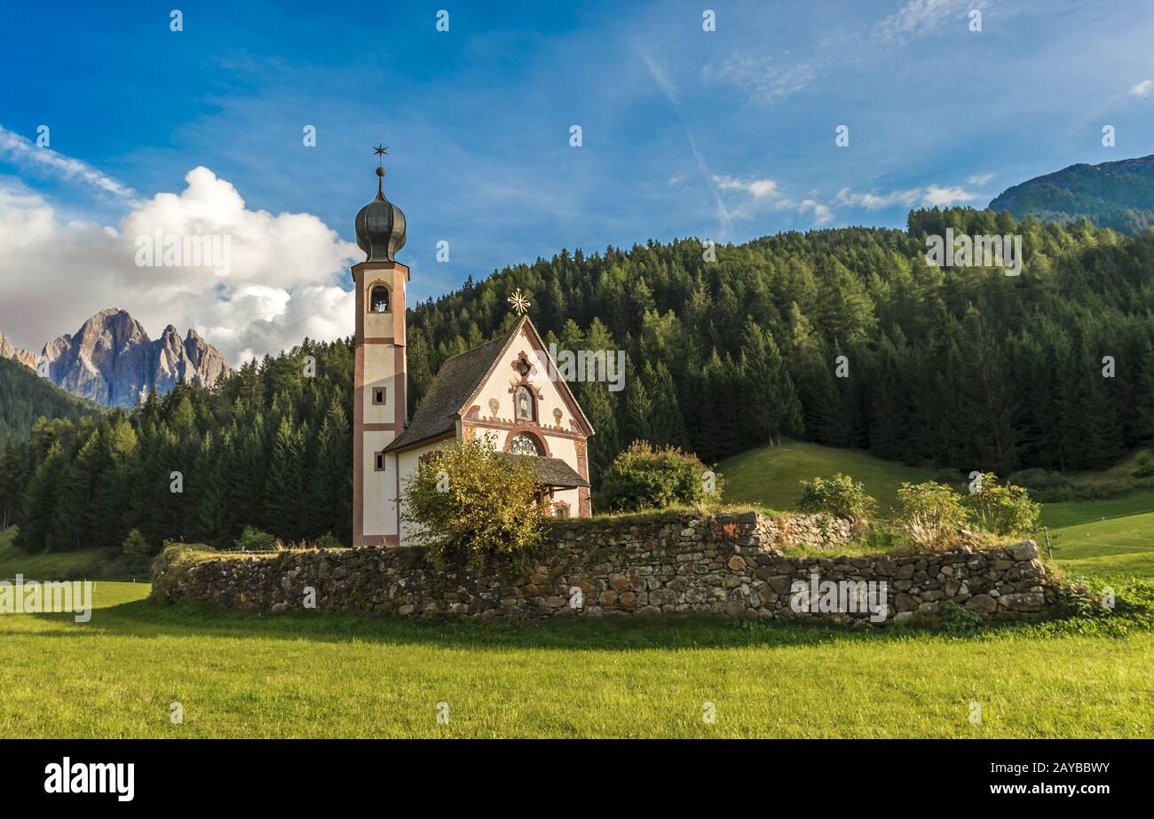 Église Saint-Jean en face de la montagne, vallée de Odle Funes, Dolomites, Italie Banque D'Images