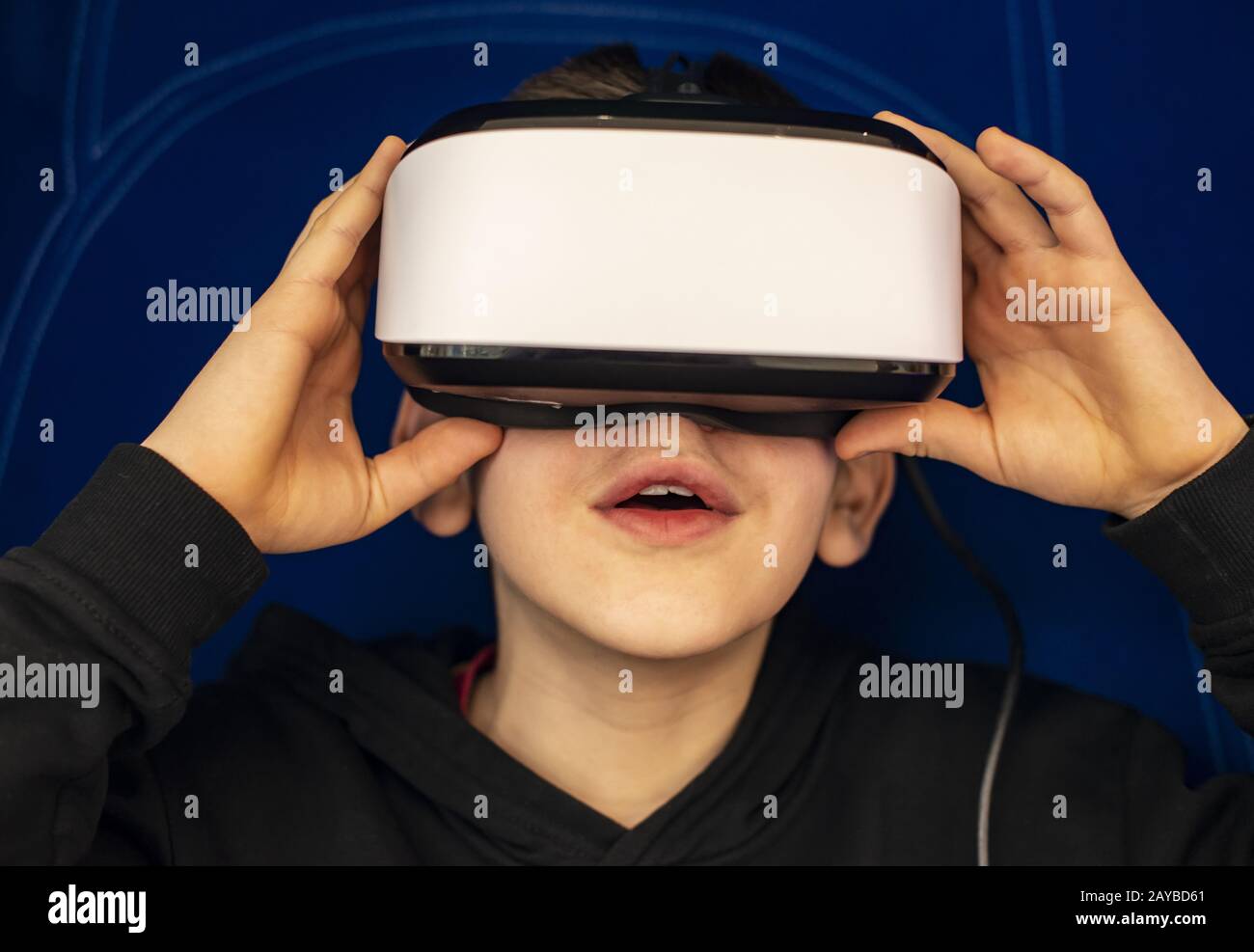 Regarder un film avec des lunettes VR. Effets spéciaux. Technologie et  concept de divertissement avec lunettes de réalité virtuelle Photo Stock -  Alamy