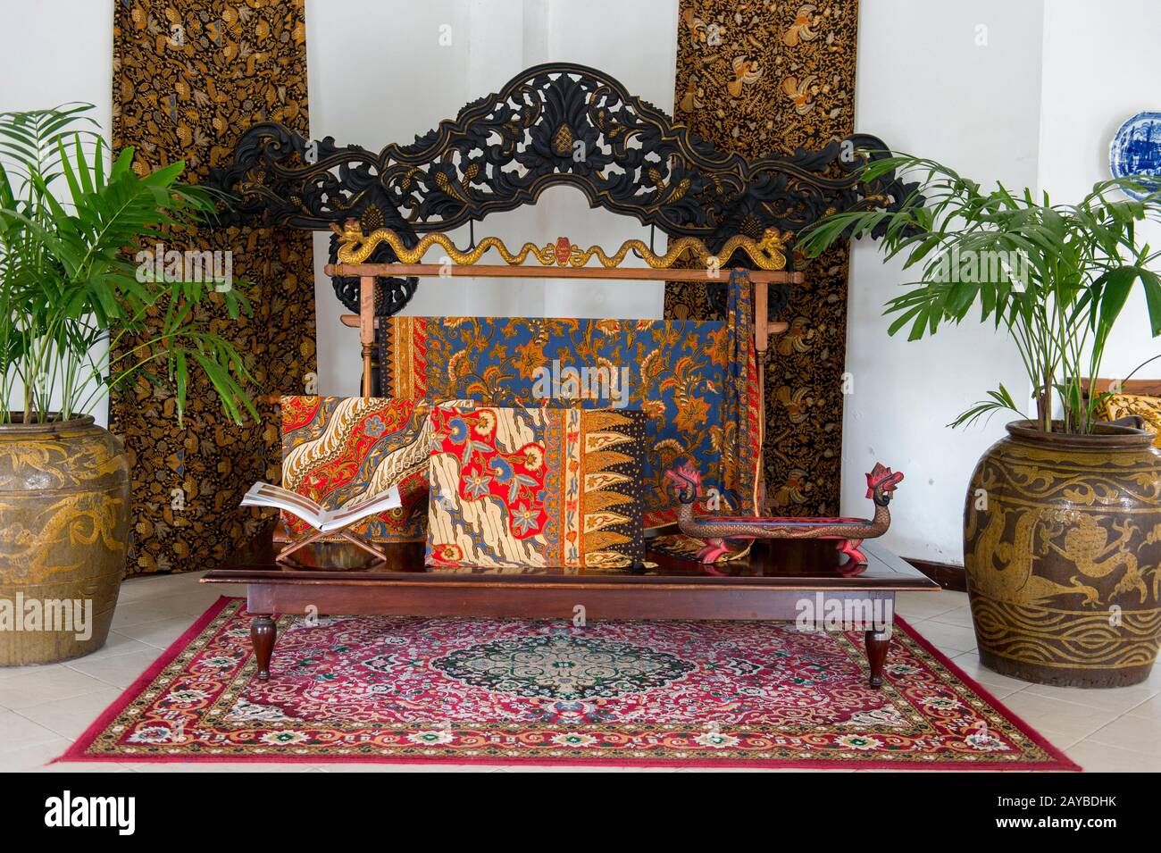 Des batiks élaborés sont exposés à la boutique Danar Hadi de Solo (Surakarta), une ville de Java, Indonésie. Banque D'Images