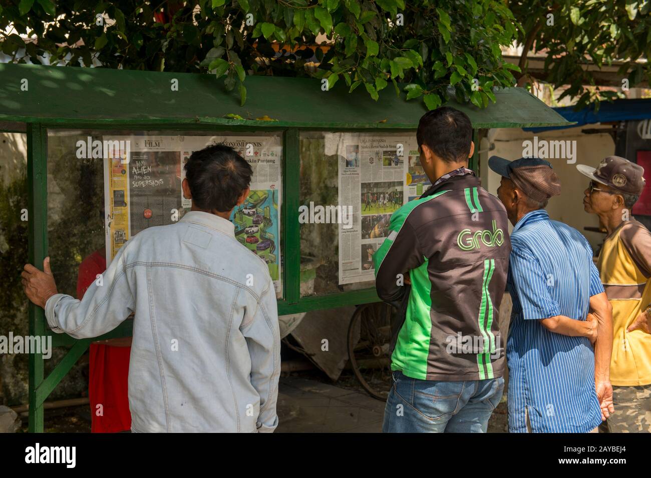 Scène de rue avec des gens lisant le journal à Yogyakarta, Java, Indonésie. Banque D'Images