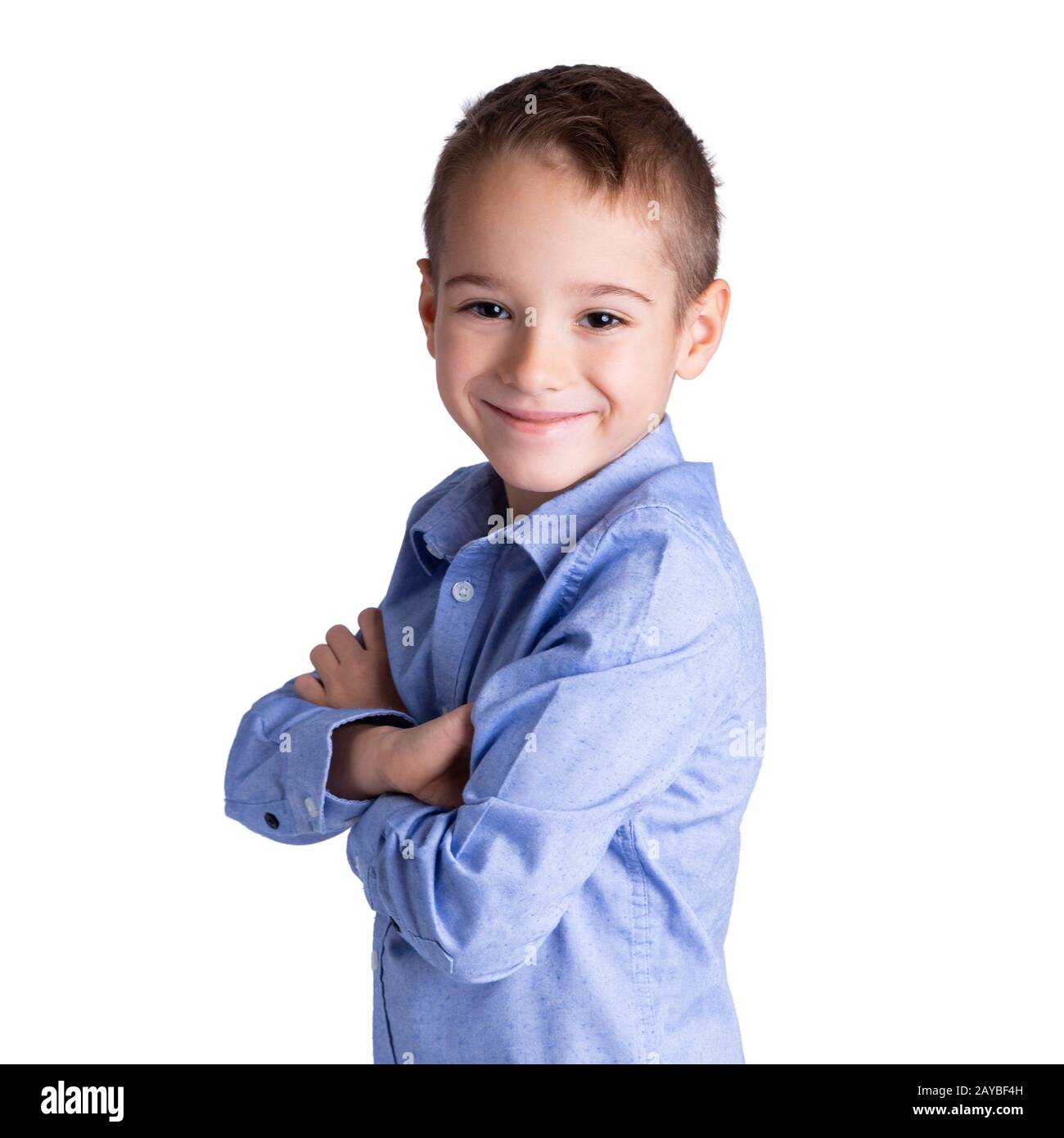 5-6 ans garçon intelligent debout avec les bras croisés. L'éducation de la petite enfance, les habitudes de vie et concept. Banque D'Images