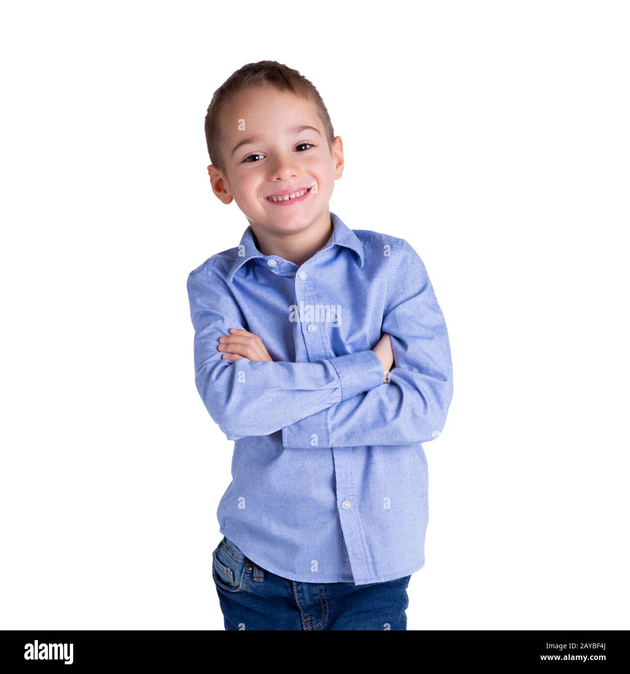 5-6 ans garçon intelligent debout avec les bras croisés. L'éducation de la petite enfance, les habitudes de vie et concept. Banque D'Images