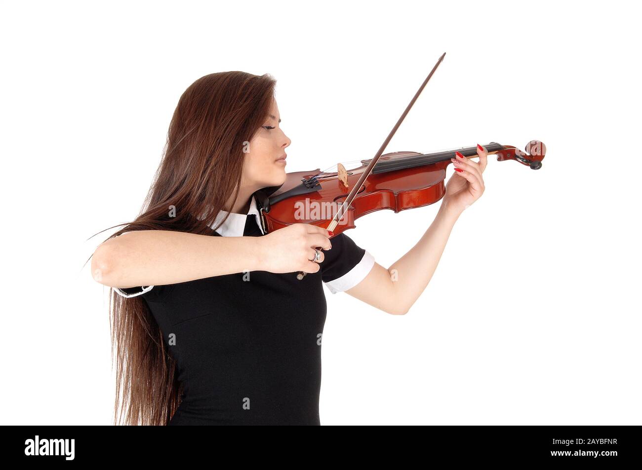 Une femme debout en gros plan, jouant au violon Banque D'Images
