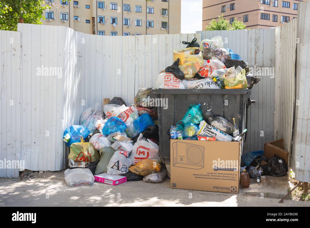 L'Anapa, Russie - 30 juin 2019 : les conteneurs à déchets, à proximité sont les paquets d'ordures Banque D'Images