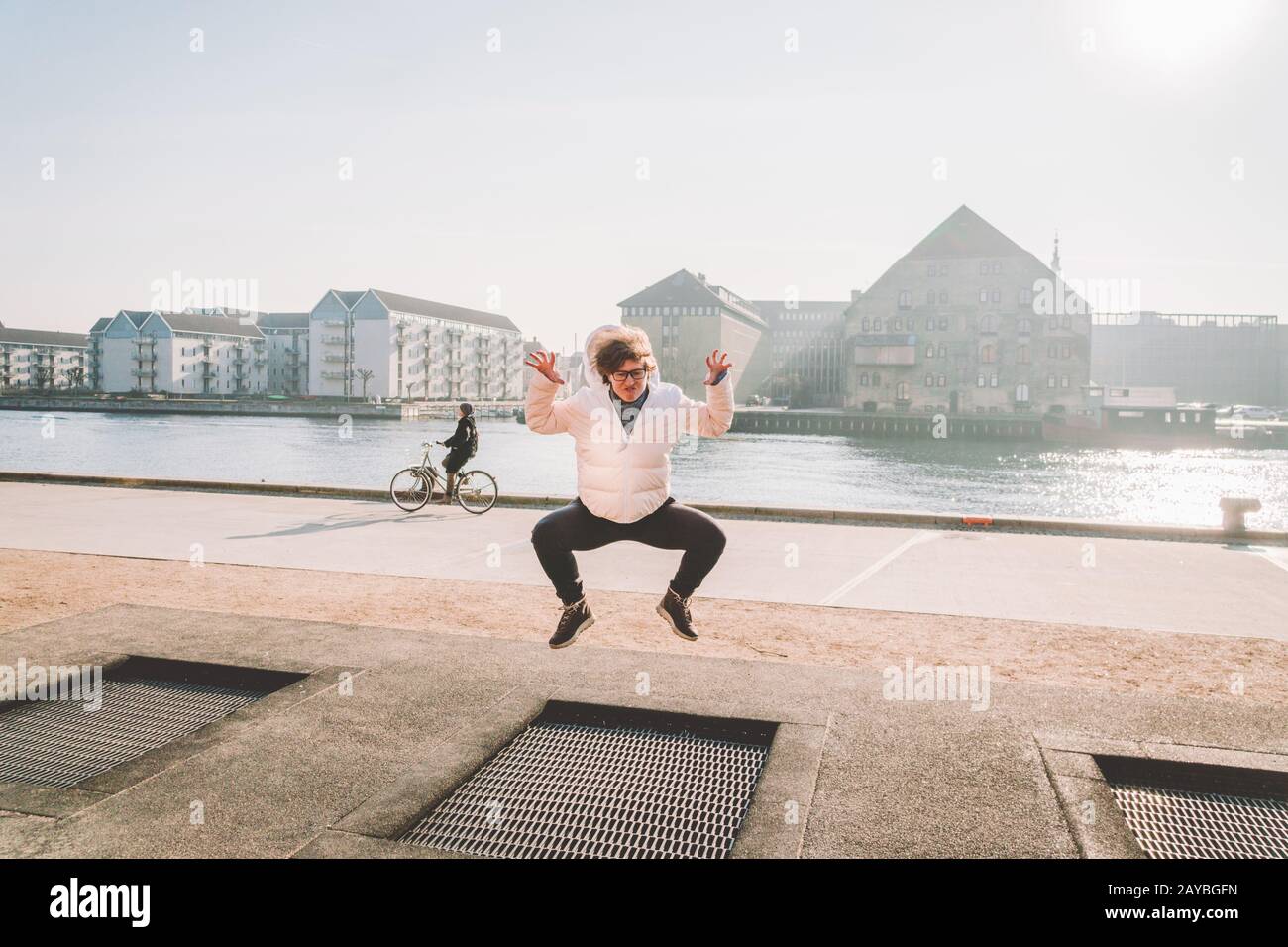 la personne adulte se réjouit comme l'enfant. Terrain de jeu trampoline dans le sol, enfants trampoline, ressorts jette les gens à s'amuser et cool. C Banque D'Images