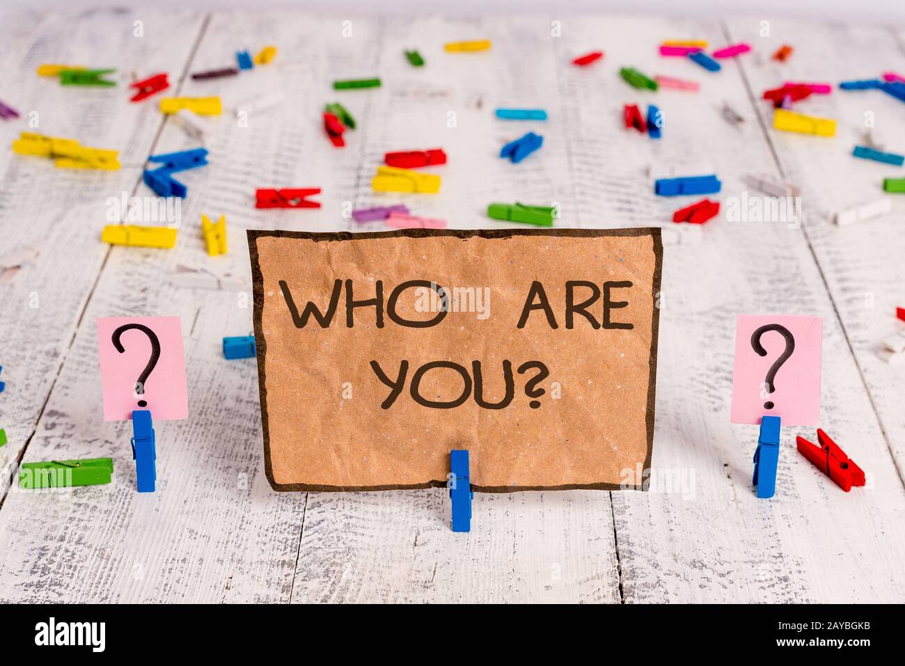 Écriture conceptuelle montrant qui êtes-vous question. Photo d'entreprise texte demandant de démontrer l'identité ou l'infor démonstratingal Banque D'Images