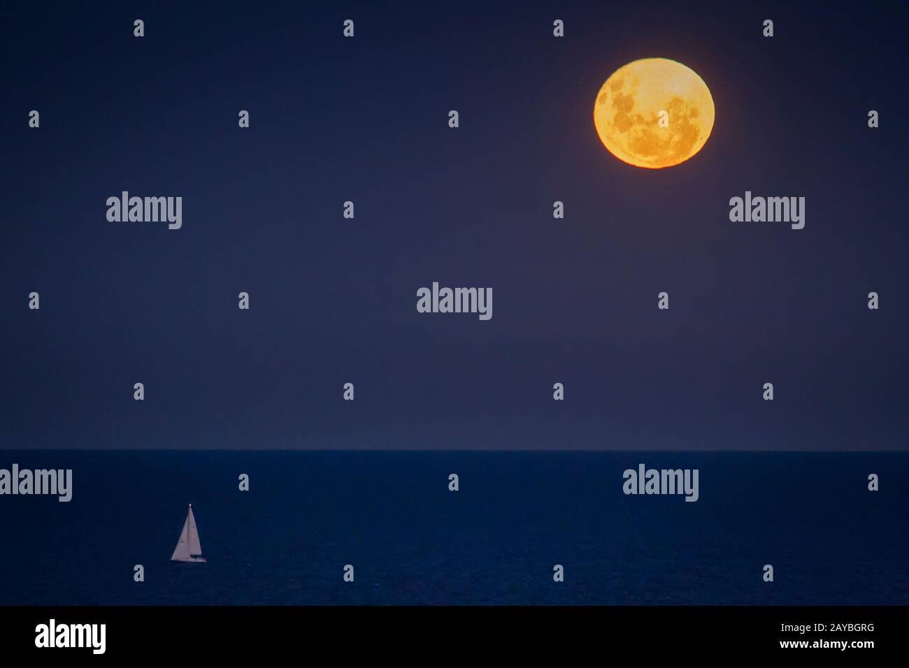 Voilier avec lune montante Banque D'Images